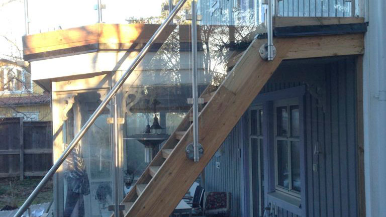 Trappa med glasräcke utomhus – Djursholm, Stockholm